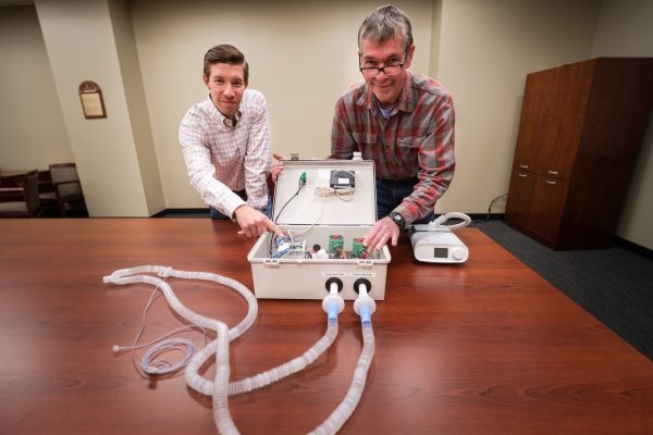 Auburn_University_students_with_RE-INVENT_ventilator